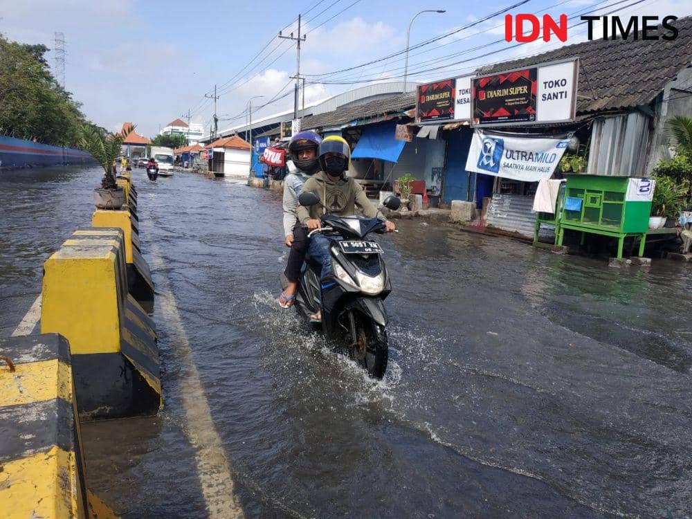 Banjir rob menggenangi jalan Kalimas Surabaya, Selasa (14/6/2022). (IDN Times/Khusnul Hasana)