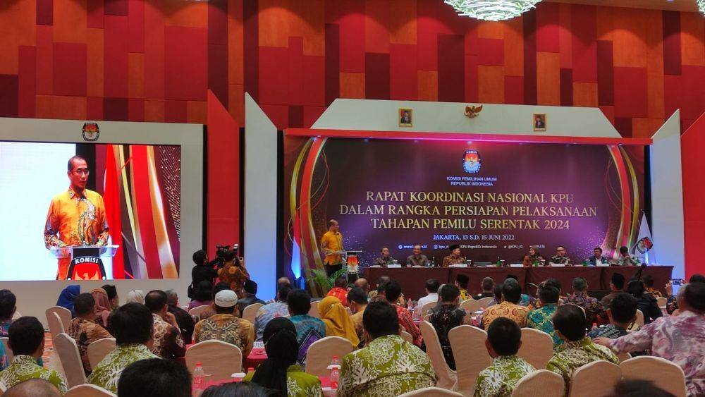 Ketua KPU, Hasyim Asyari pimpin rapat koordinasi nasional KPU jelang Pemilu 2024 pada Senin, 13 Juni 2024. (IDN Times/Yosafat Diva Bayu Wisesa)