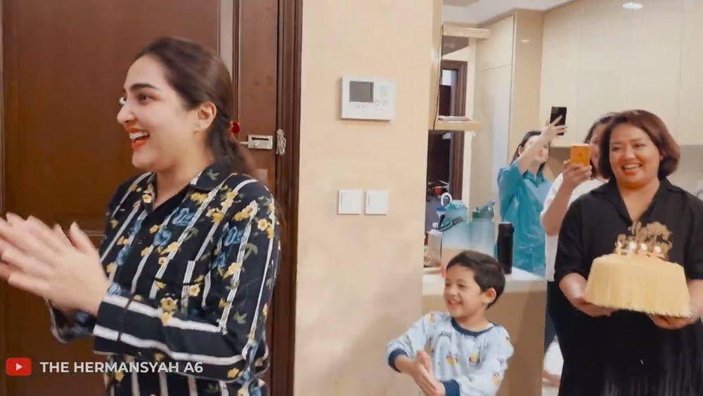 potret kejutan ultah Sarah Menzel (youtube.com/thehermansyaha6world)