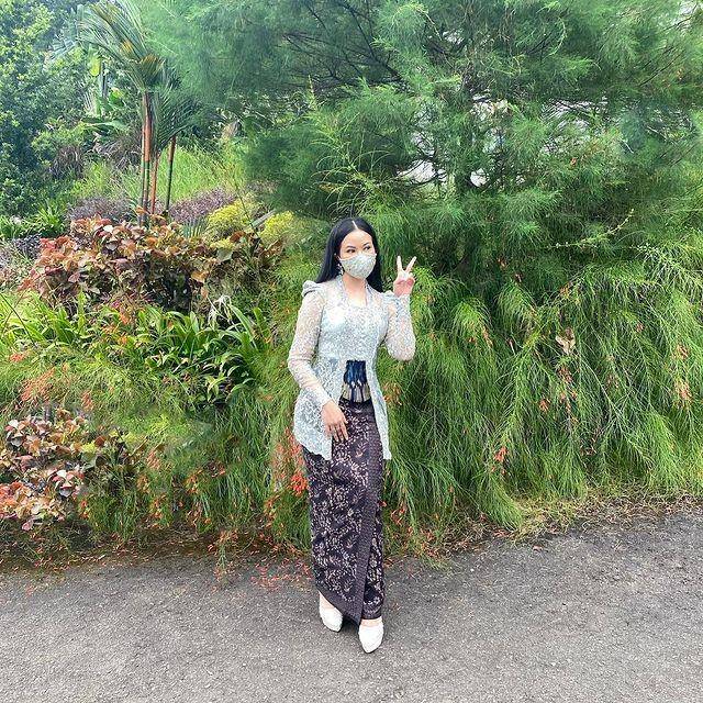 kebaya ala Yura Yunita (instagram.com/yurayunita)