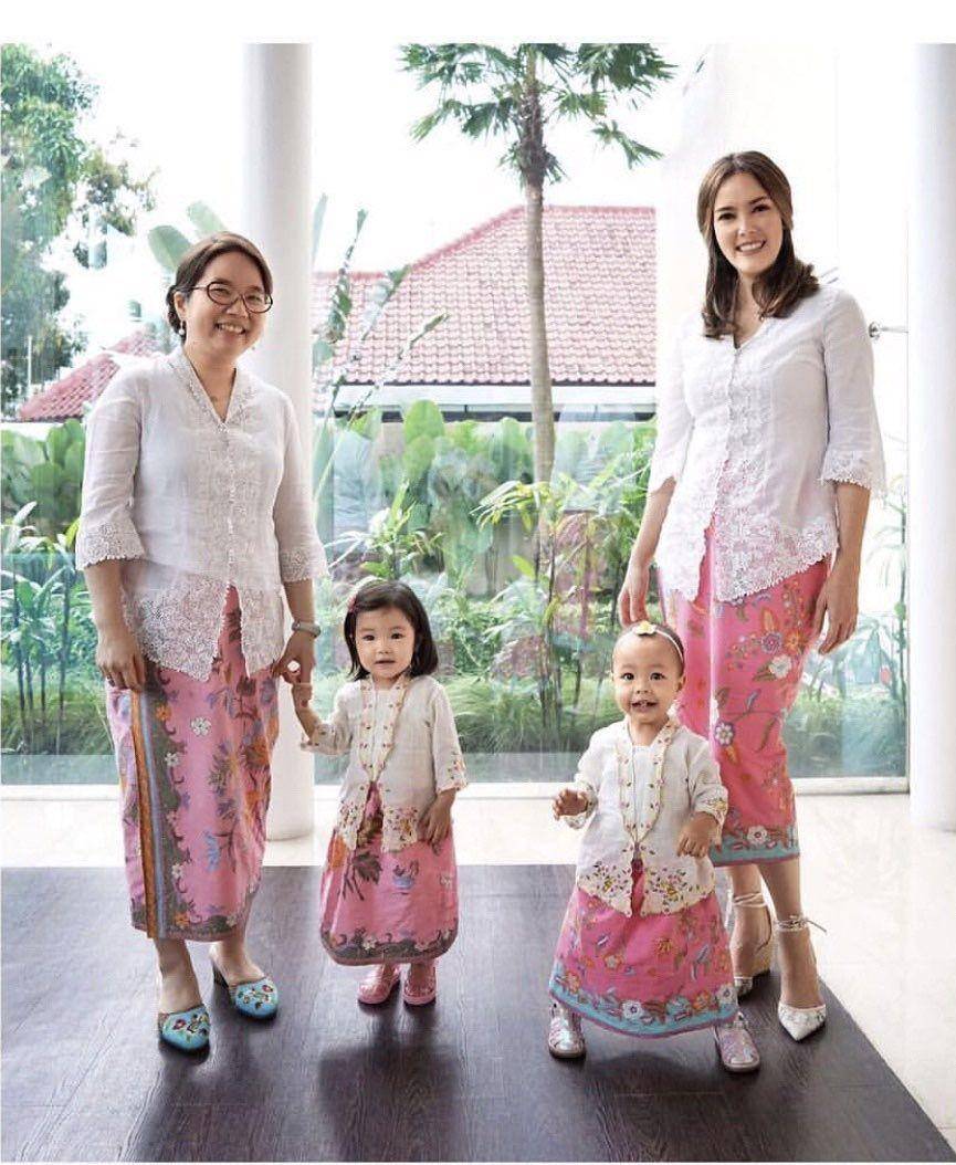 kebaya ala Cathy Sharon (instagram.com/cathysharon)