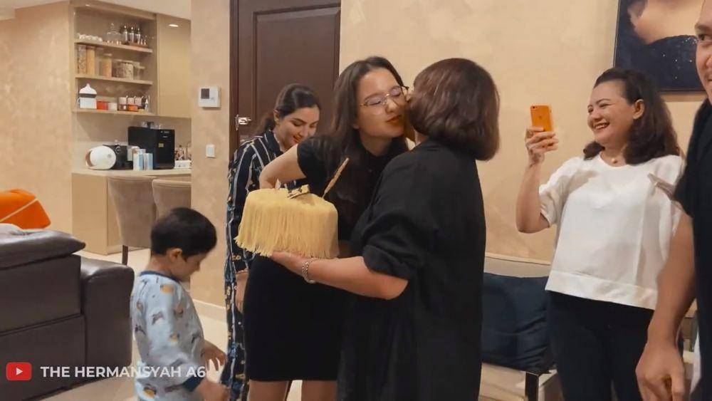potret kejutan ultah Sarah Menzel (youtube.com/thehermansyaha6world)
