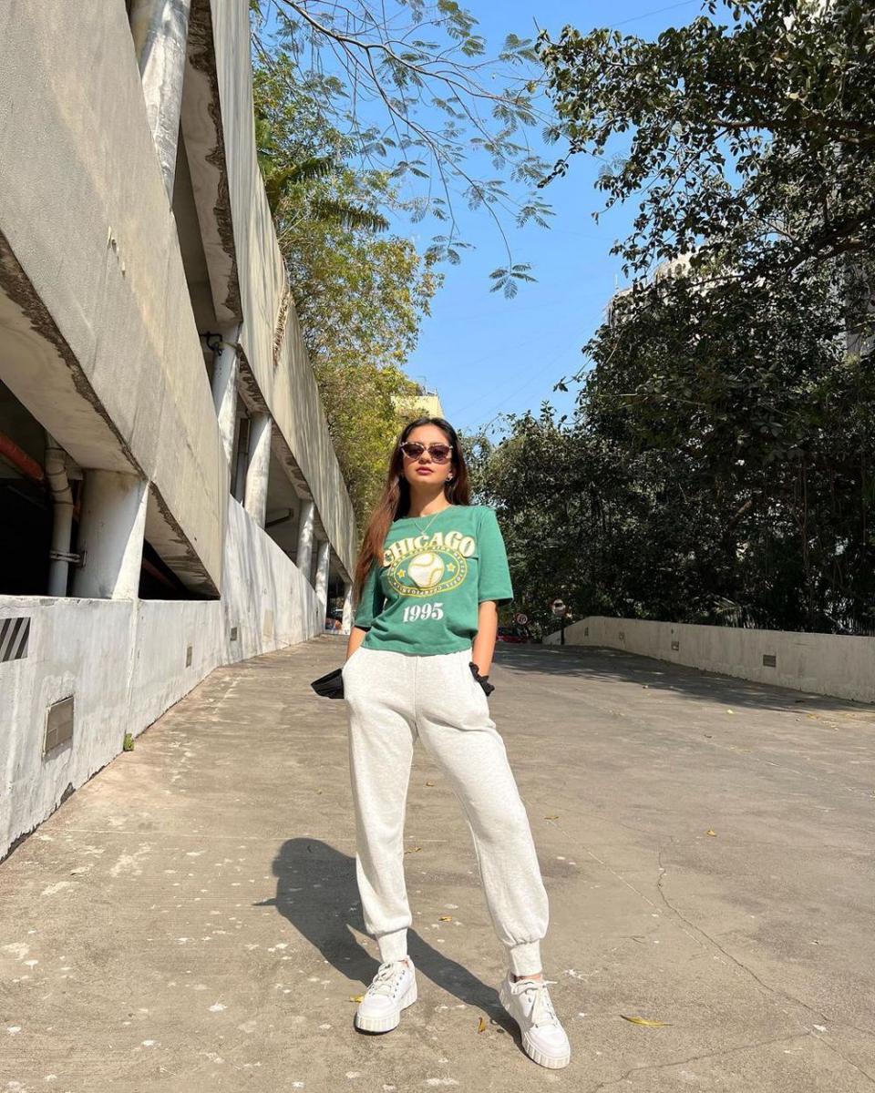 12 Ide Mix and Match Outfit ala Anushka Sen, Bintang India Super Modis