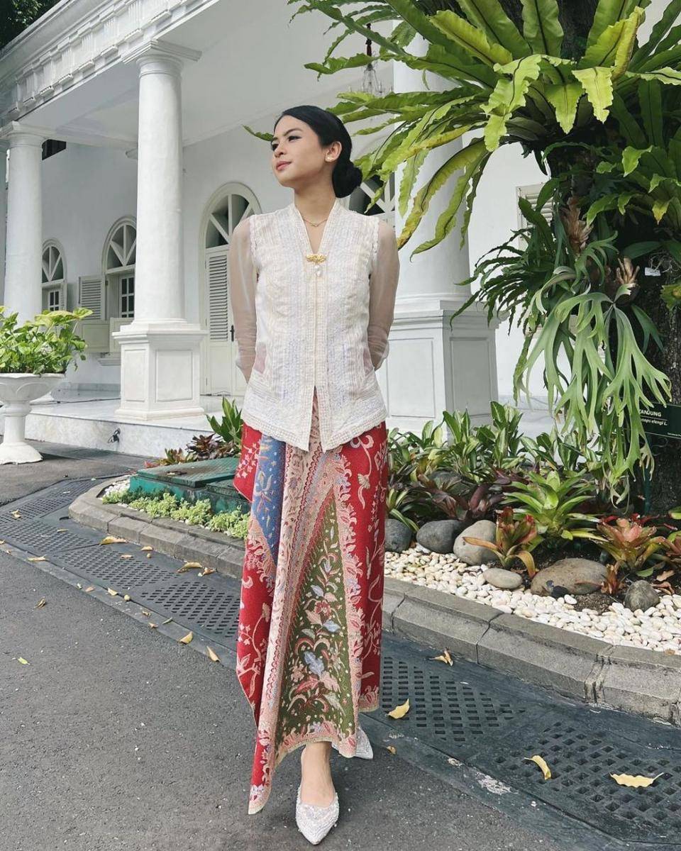 kebaya ala Maudy Ayunda (instagram.com/maudyayunda)