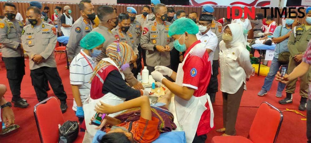 Sunatan massal dan donor darah HUT Bhayangkara ke 76 di BSCC Dome Balikpapan. (IDN Times/Hilmansyah)
