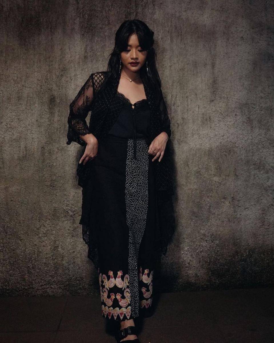 kebaya ala Adira Kania (instagram.com/adirakania)