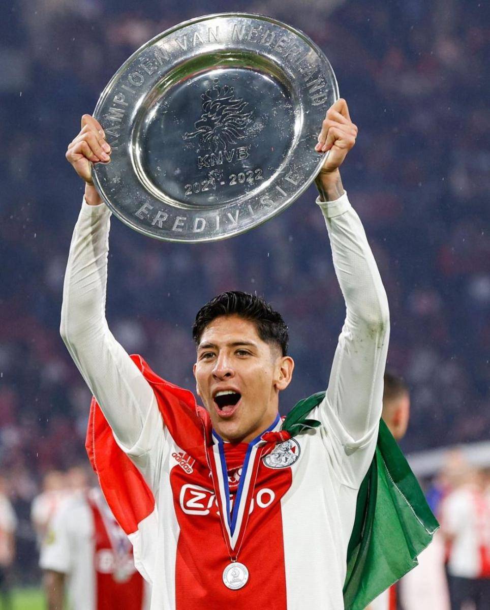 Edson Alvarez dengan trofi Eredivisie (instagram.com/edisonnalvarez)