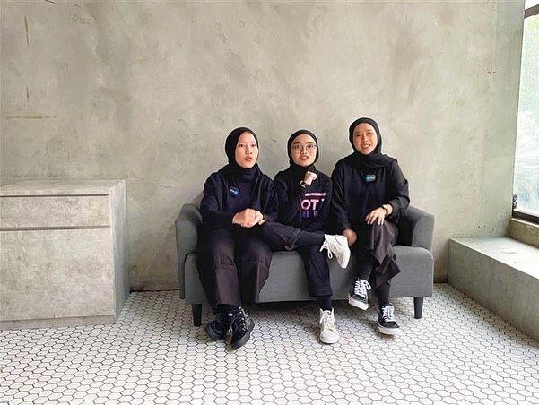 Gahar Abis, 10 Aksi Panggung Band Metal Berhijab Voice of Baceprot