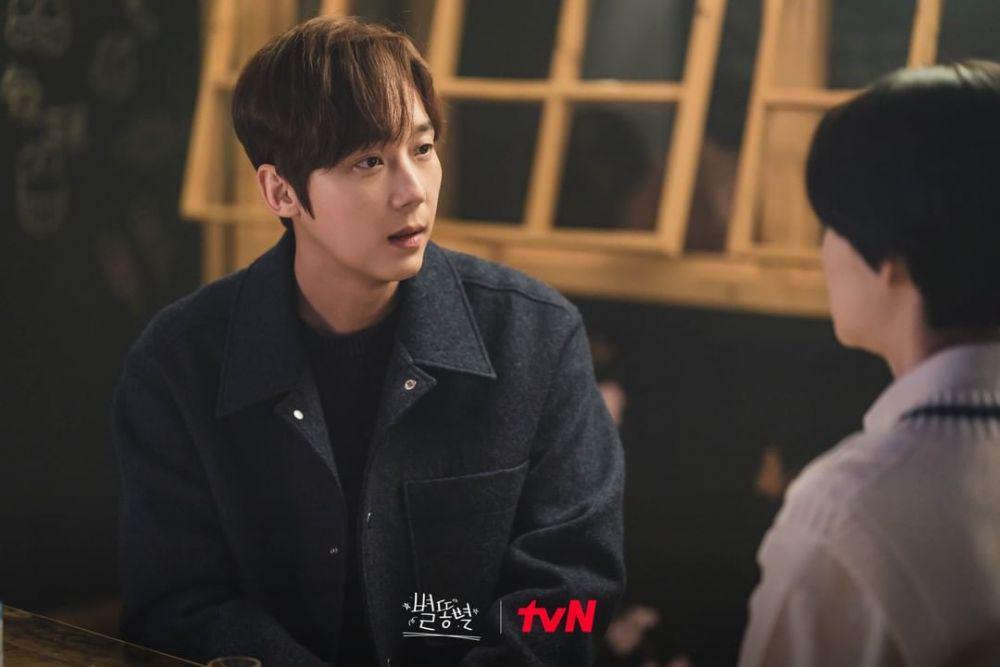 Chic dan Kasual, 12 Harga Outfit Yoon Jong Hoon di Shooting Star
