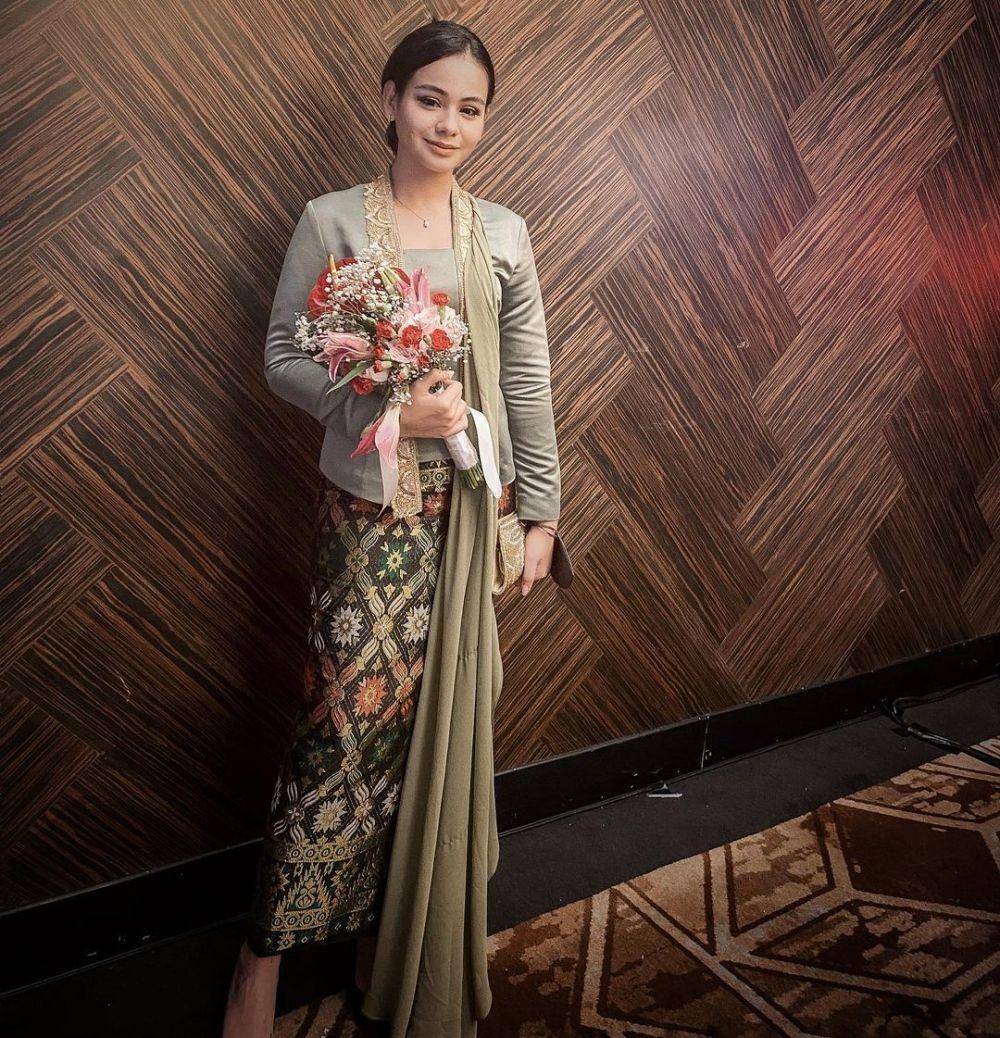 kebaya ala Sahila Hisyam (instagram.com/sahilahisyam)