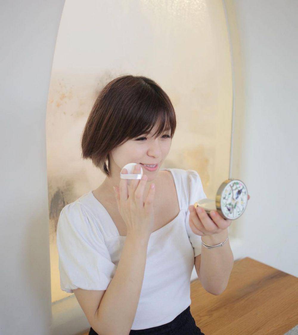 ilustrasi wanita memakai cushion (instagram.com/coinsb)