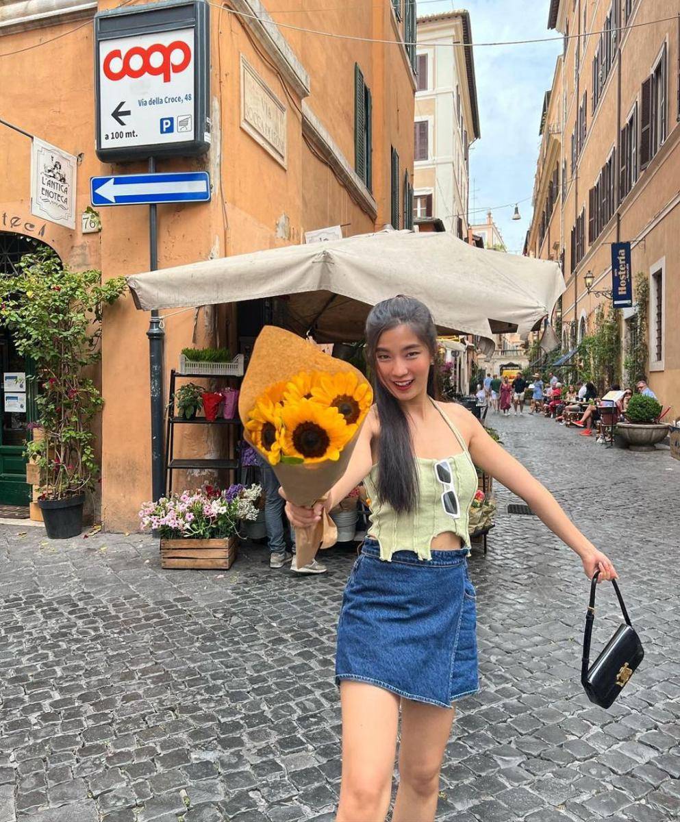 refrensi outfit feminim ala Goy Arachaporn (instagram.com/goyyog)