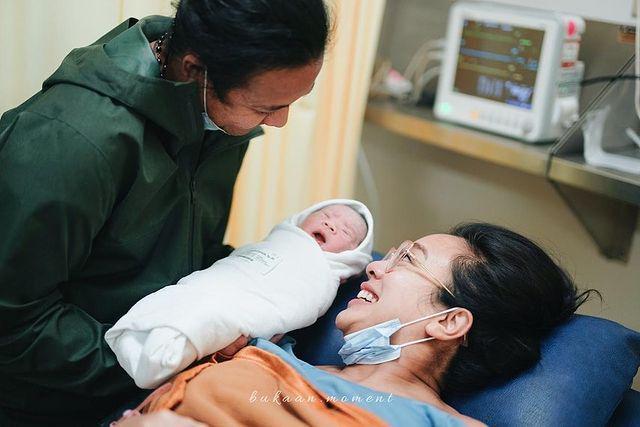9 Momen Haru Persalinan Anak Pertama Dea Ananda dan Ariel Nidji