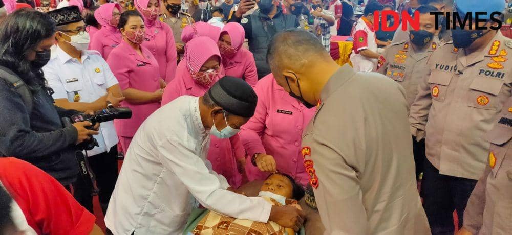 Sunatan massal dan donor darah HUT Bhayangkara ke 76 di BSCC Dome Balikpapan. (IDN Times/Hilmansyah)