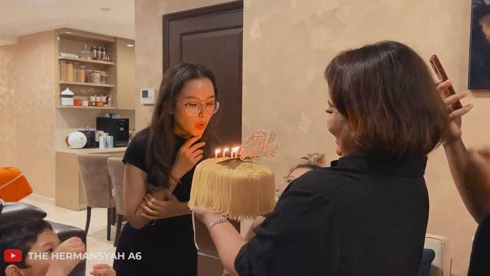 potret kejutan ultah Sarah Menzel (youtube.com/thehermansyaha6world)