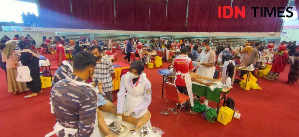 Sunatan massal dan donor darah HUT Bhayangkara ke 76 di BSCC Dome Balikpapan. (IDN Times/Hilmansyah)