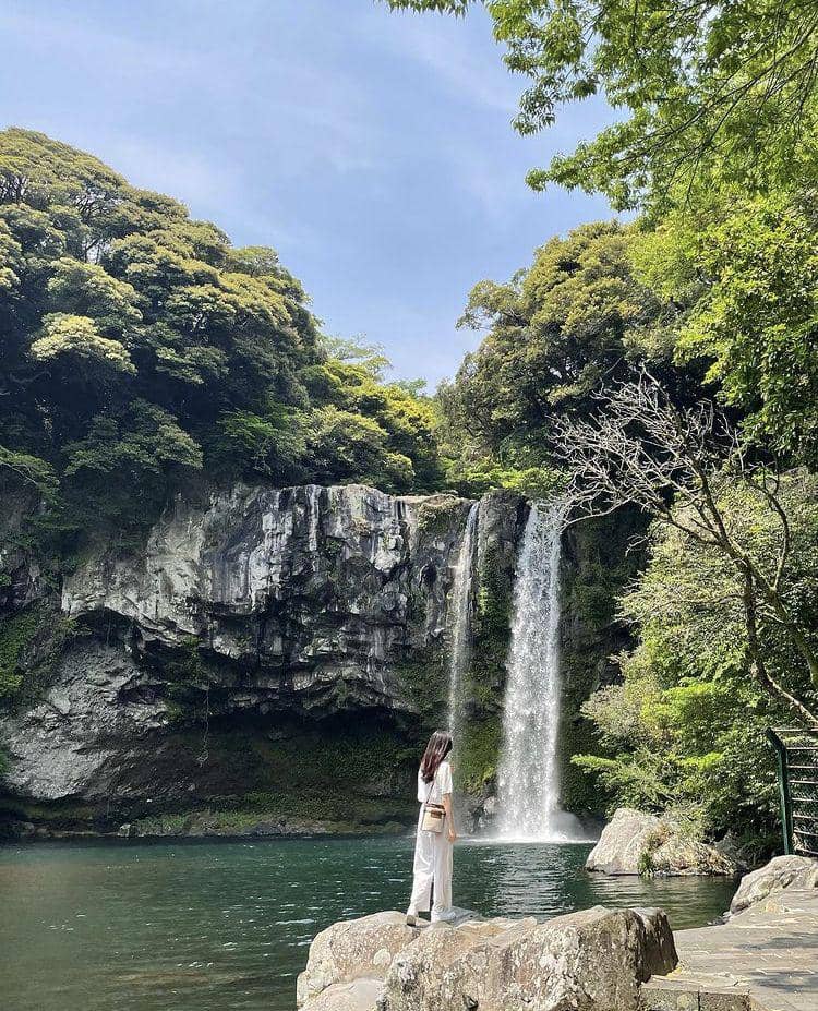Air Terjun Cheonjiyeon (instagram.com/_.nowmoment)