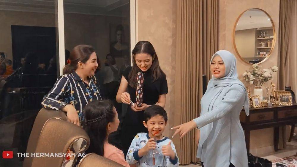 potret kejutan ultah Sarah Menzel (youtube.com/thehermansyaha6world)