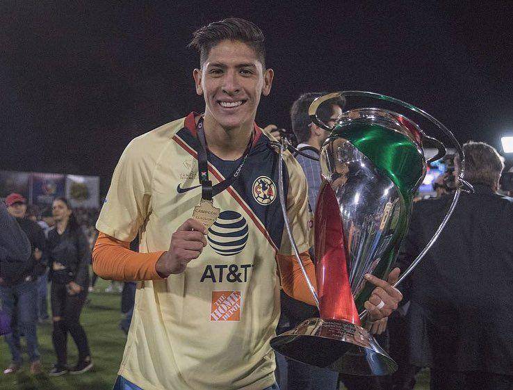 Edson Alvarez dengan trofi Mexican Cup (instagram.com/edisonnalvarez)