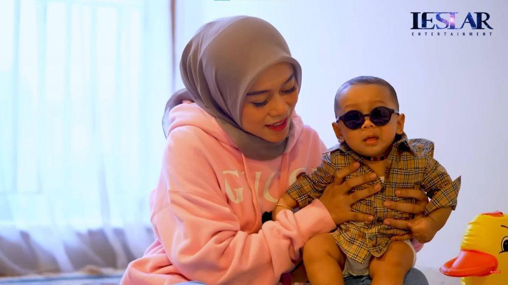 10 Potret Baby Leslar Bongkar Oleh-oleh, Baju Baru dari Bunda-Papa