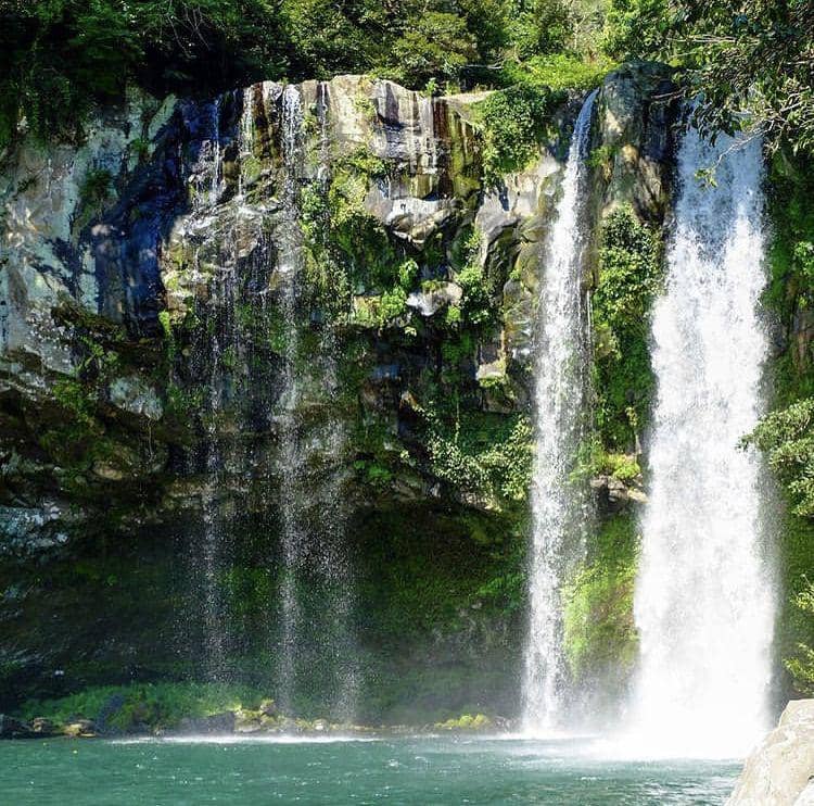 Air Terjun Cheonjiyeon (instagram.com/mama.treasure)