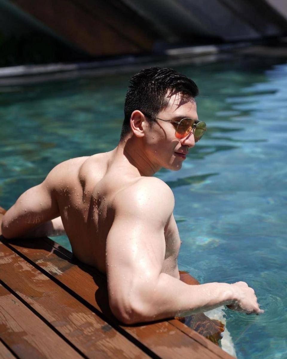 Verrell Bramasta telanjang dada. (instagram.com/bramastavrl)