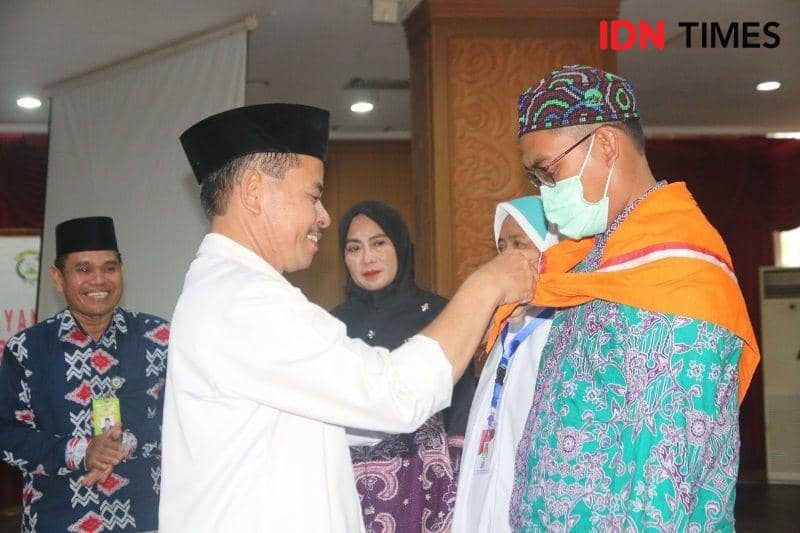 Pj. Sekda PPU, Tohar saat memasang tanda Calhaj Kaltim asal PPU ke perwakilan Calhaj (IDN Times/Ervan)