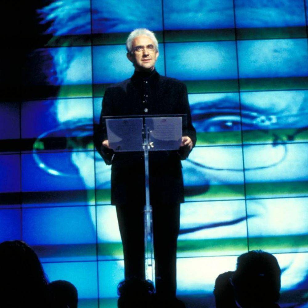 potret Jonathan Pryce sebagai Elliot Carver di Tomorrow Never Dies (dok. 007 Official Site)