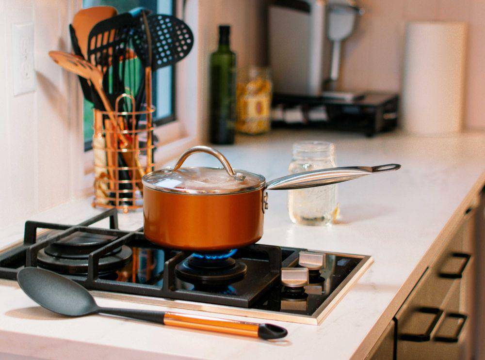 Ilustrasi memasak santan (unsplash.com/@andreaedavis)