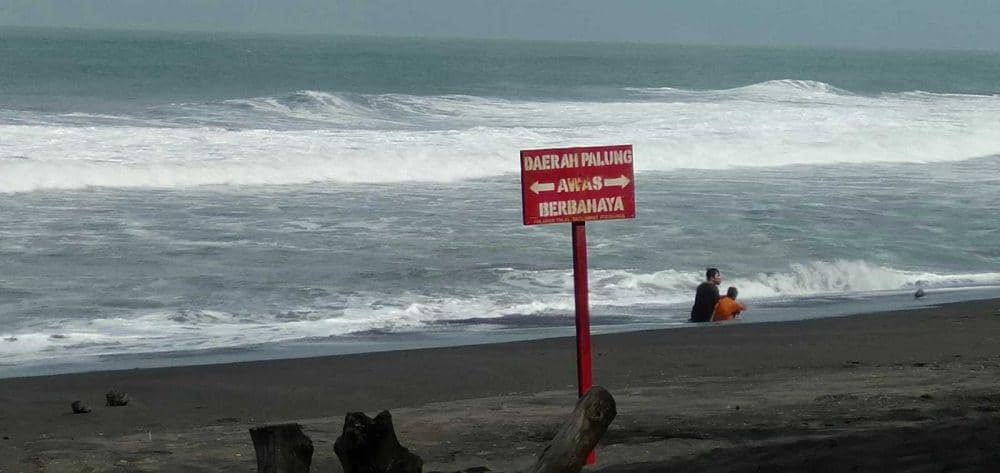 Gelombang pasang di pantai selatan. (IDN Times/Daruwaskita)