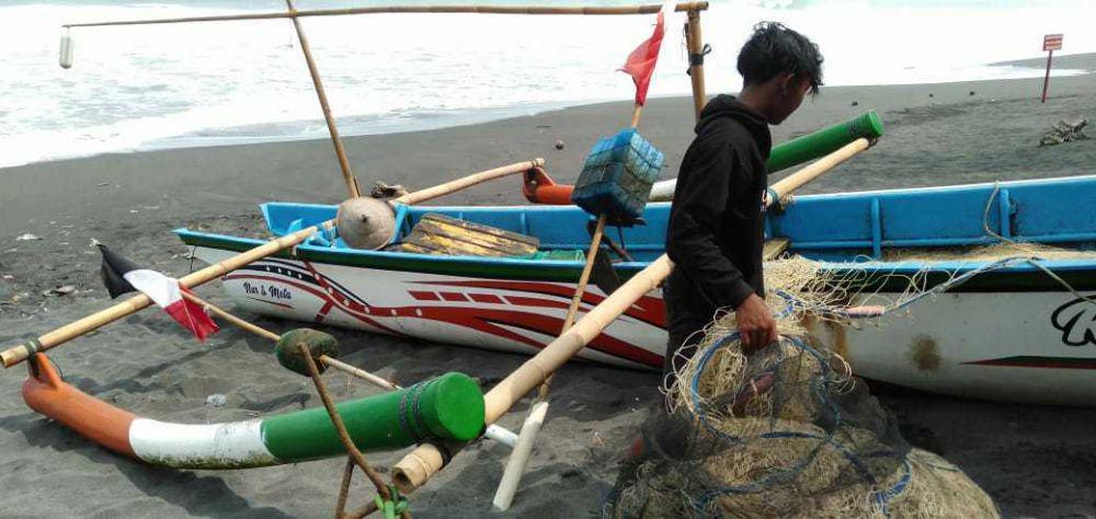 Nelayan di Pantai Baru Bantul.(IDN Times/daruwaskita)