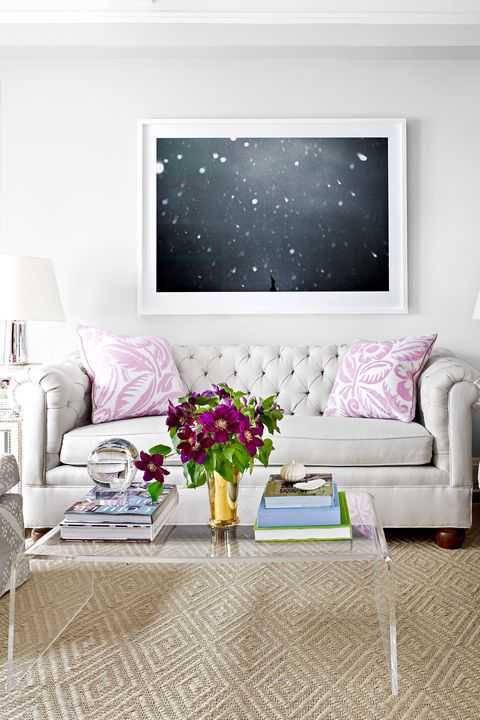 ilustrasi meja akrilik (housebeautiful.com/Thomas Loof)