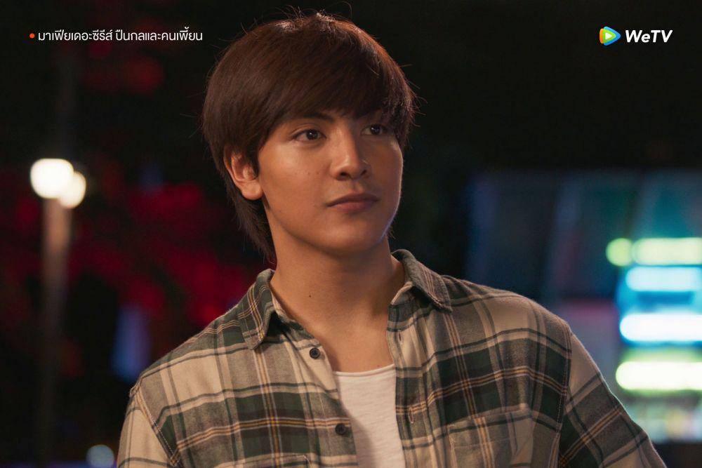Joong Archen dalam cuplikan Mafia The Series: Guns and Freaks. (twitter.com/WeTVThailand)