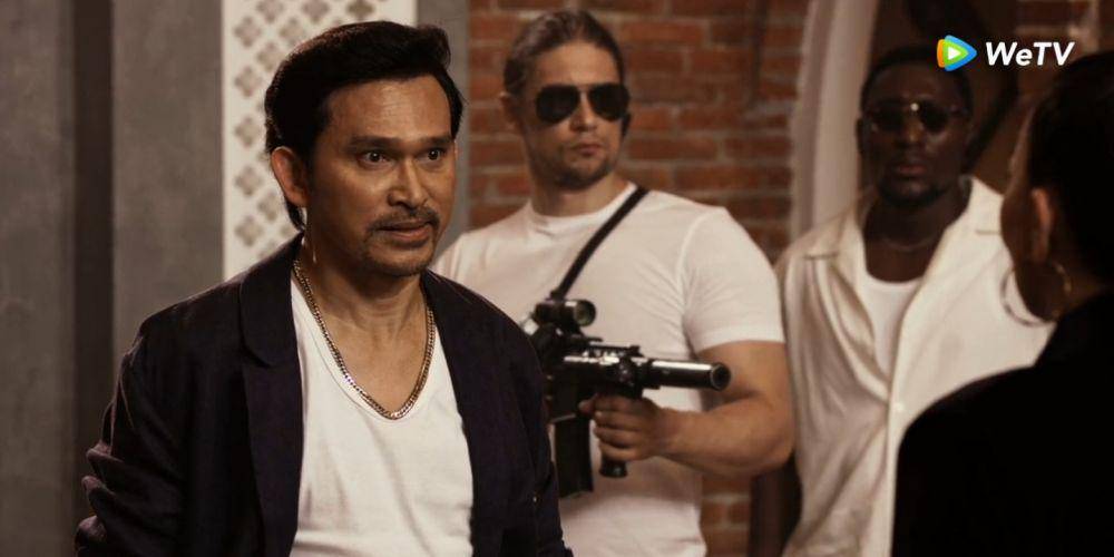 Praptpadol Suwanbang dalam cuplikan Mafia The Series: Guns and Freaks. (dok. WeTV/Mafia The Series: Guns and Freaks)