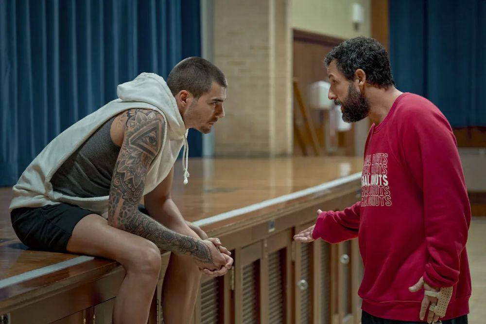 Pemain NBA Juancho Hernangomez (kiri) beradu peran dengan aktor Adam Sandler (kanan) dalam film Netflix berjudul Hustle (2022). (dok. Netflix/Hustle)