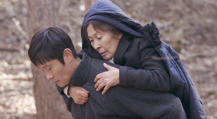 Dong Seok menggendong ibunya yang terkilir (instagram.com/tvn_drama)