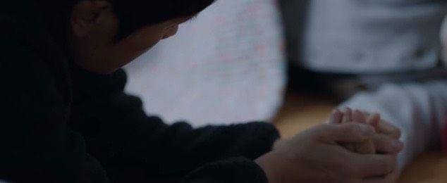 Dong Seok menangisi kepergian ibunya (instagram.com/tvn_drama)