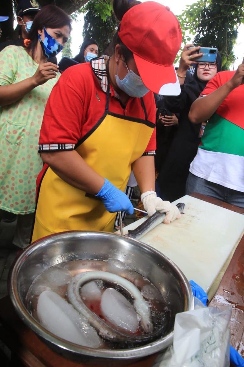 Oling River Food, Menikmati Kuliner Ikan Sidat Sambil Susur Sungai