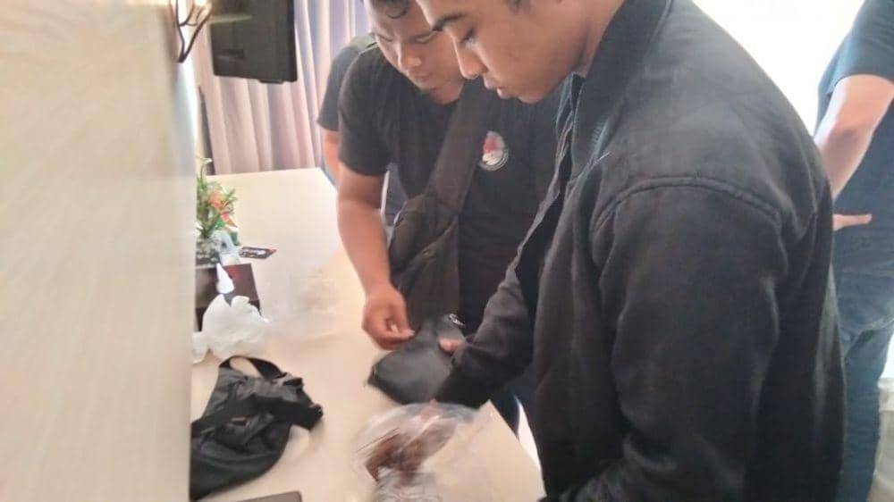Polisi menggeledah kamar tersangka di sebuah hotel berbintang di Kota Mataram. (Dok. Polresta Mataram)