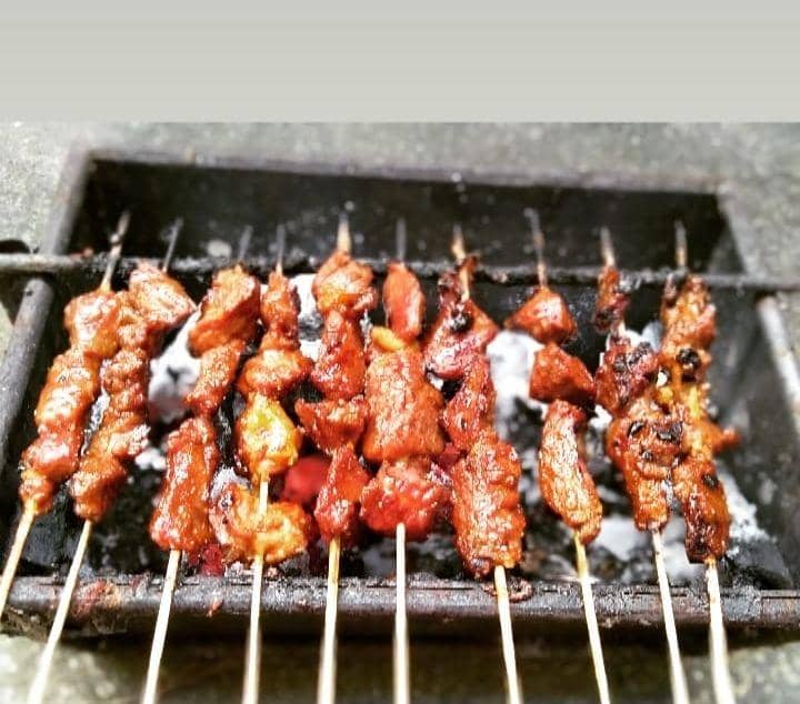 ilustrasi memanggang sate ayam khas Medan (instagram.com/tunqunangkring_jogja)