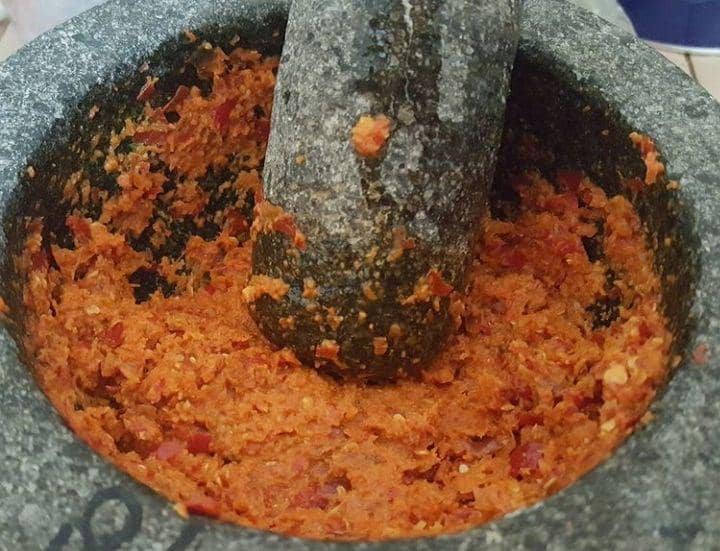 ilustrasi membuat bumbu kacang (Instagram.com/hennylee84)