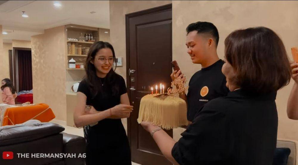 Sarah Menzel ulang tahun. (youtube.com/The Hermansyah A6)