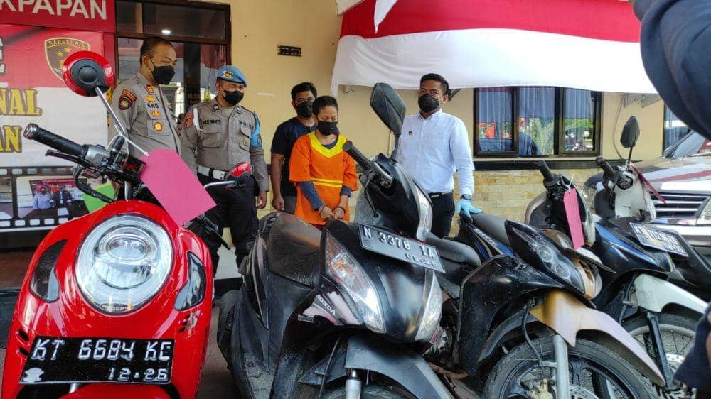 Sambil Gendong Anak, IRT di Balikpapan Curi Empat Motor