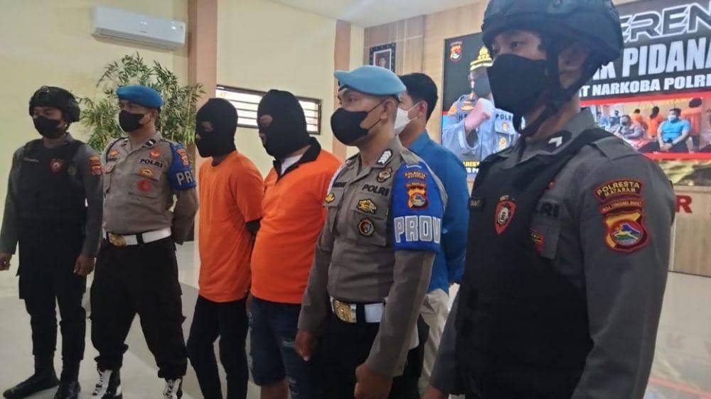 Dua tersangka yang diringkus Satresnarkoba Polresta Mataram. (Dok. Polresta Mataram)