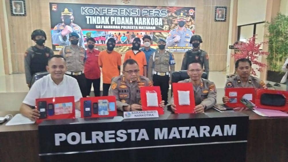 Kapolresta Mataram Kombes Pol Heri Wahyudi memberikan keterangan pers terkait pengungkapan kasus narkotika jenis sabu sebanyak 1 kg. (Dok. Polresta Mataram)