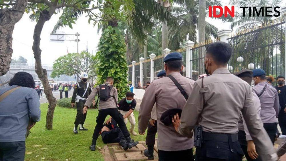 Aksi buruh di depan gedung DPR/MPR RI ricuh (IDN Times/Irfan Fathurohman)