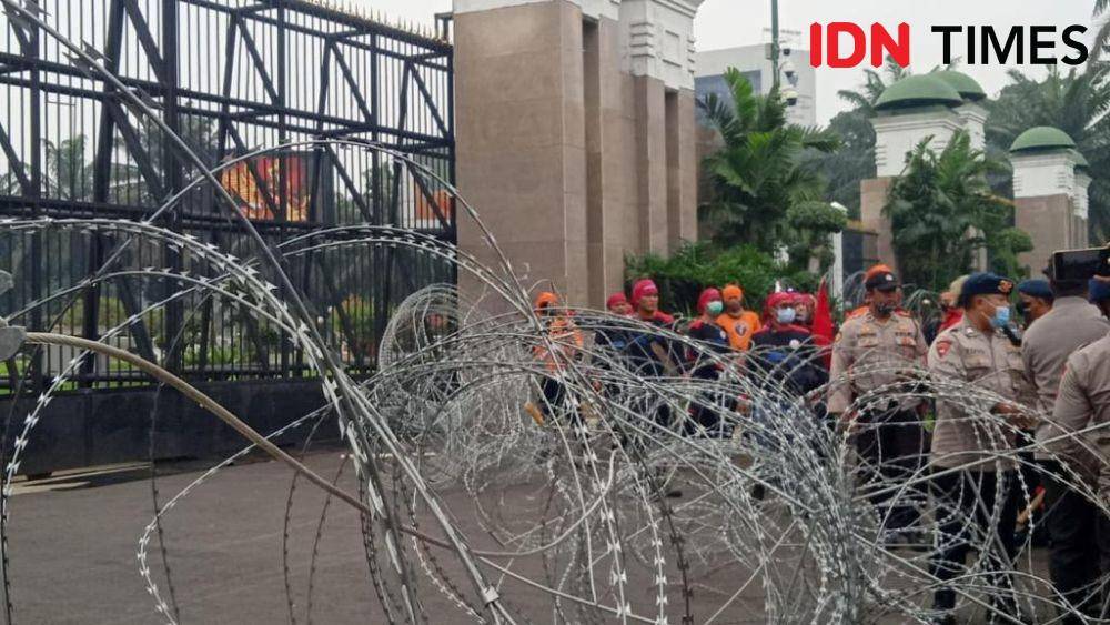 Aksi buruh di depan gedung DPR/MPR RI ricuh (IDN Times/Irfan Fathurohman)