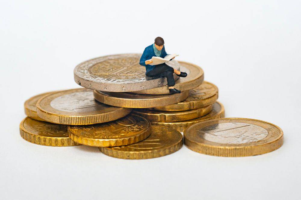 ilustrasi orang yang sedang belajar investasi (unsplash/Mathieu Stern )