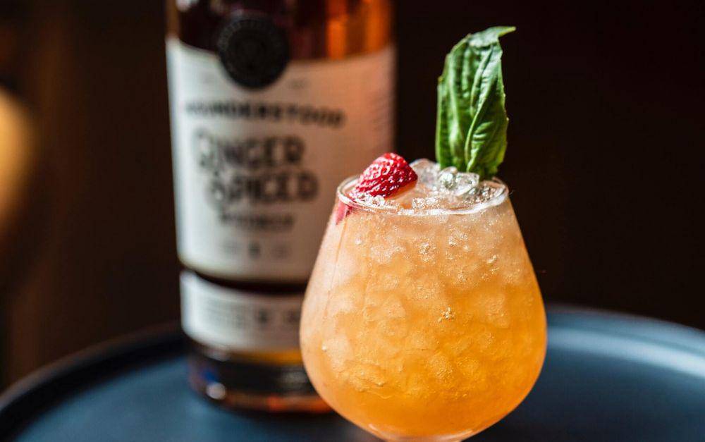 ilustrasi minuman segar dari nanas (unsplash.com/Misunderstood Whiskey)