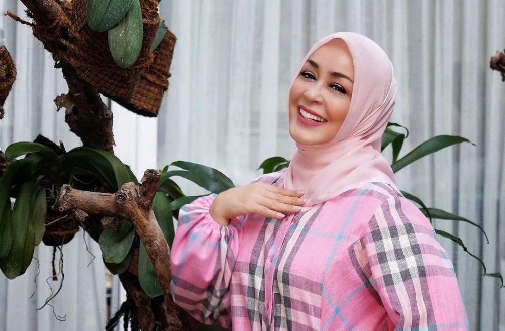 9 Potret Terkini Cintami Atmanagara yang Genap Usia 60 Tahun